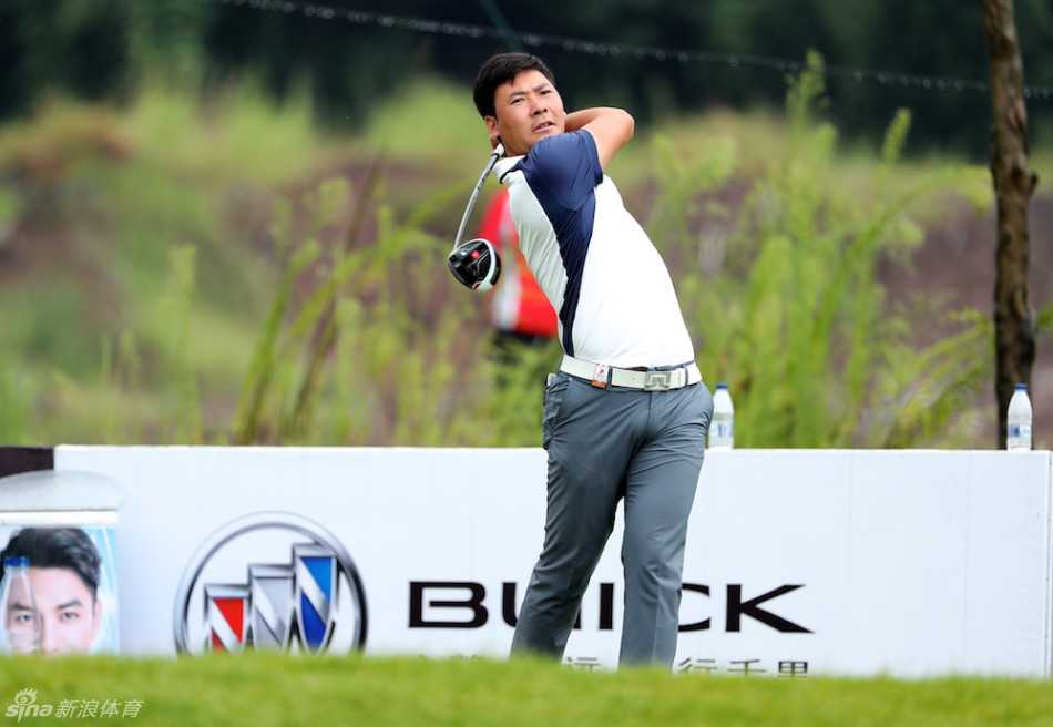 球员罗学文与父亲在赛场边亲密交谈，父亲面带关切与骄傲，展现了高尔夫运动中的亲情陪伴与传承