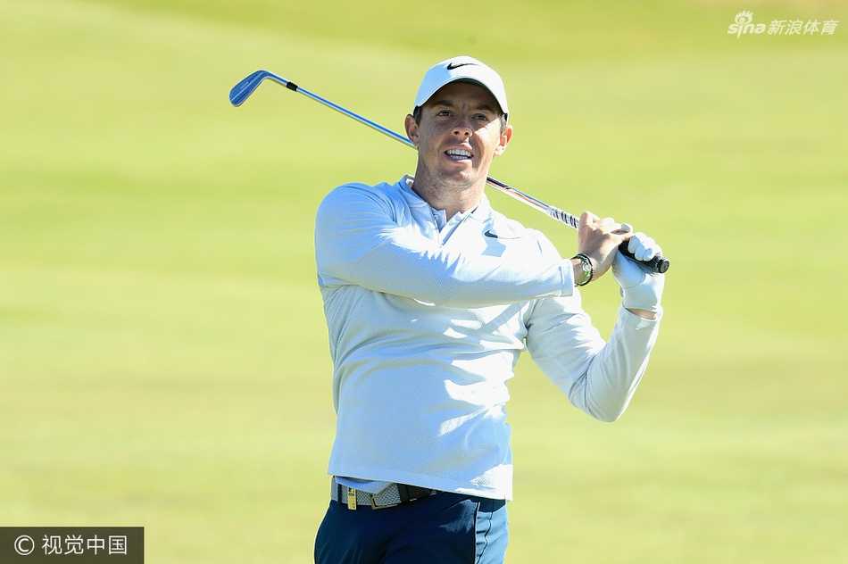 绿茵之外的缤纷时刻高尔夫球星们的另一面 罗里·麦克罗伊开怀大笑,与友人分享轻松一刻,尽显赛场下的亲和魅力