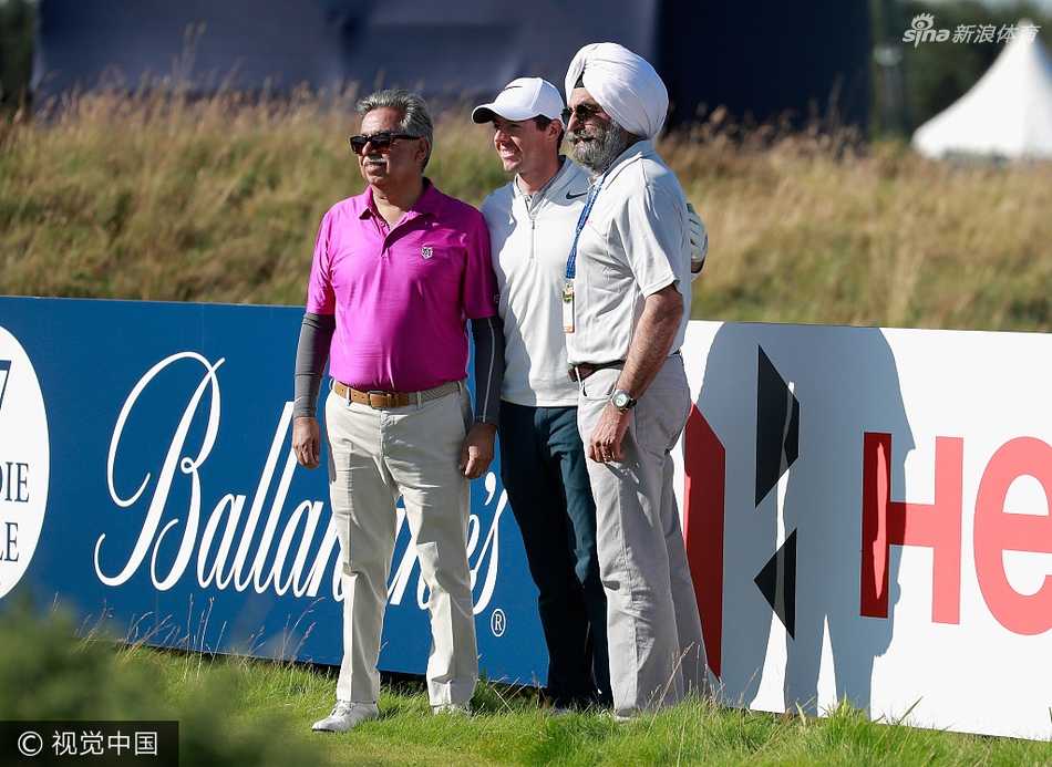 绿茵之外的缤纷时刻高尔夫球星们的另一面 里奇·福勒亮相新闻发布会,神情专注,面对媒体镜头展现职业风采