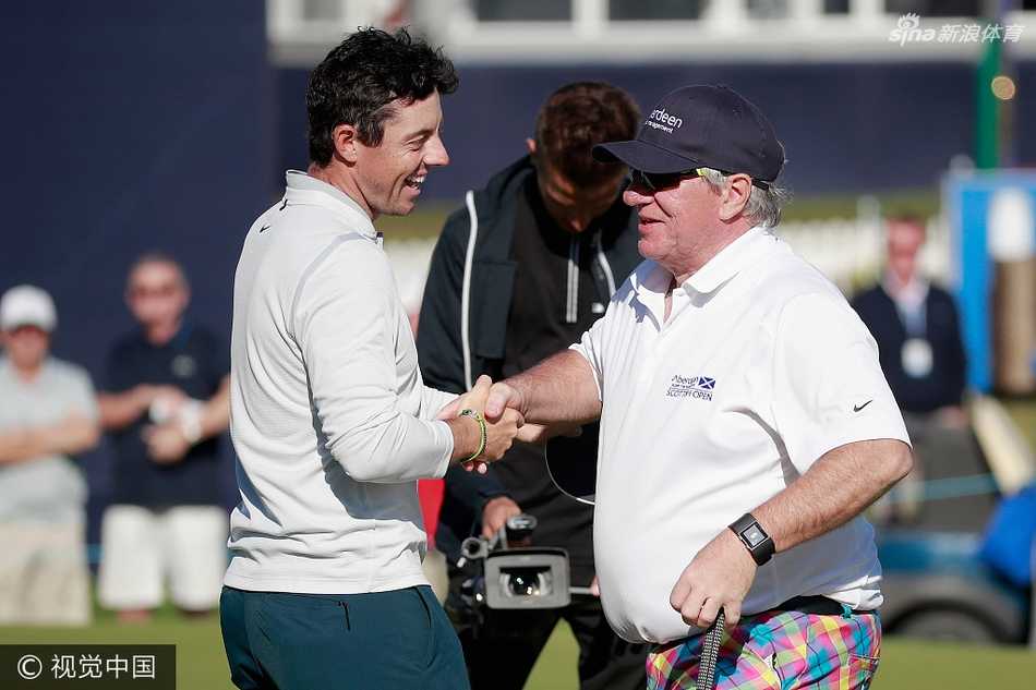 绿茵之外的缤纷时刻高尔夫球星们的另一面 亨利克·斯滕森与球童并肩而立,眼神中流露出默契与一丝不易察觉的狡黠