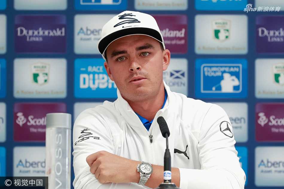 绿茵之外的缤纷时刻高尔夫球星们的另一面 马特·菲茨帕特里克在沙坑中全神贯注练习,沙砾飞扬,刻画着球员的勤奋