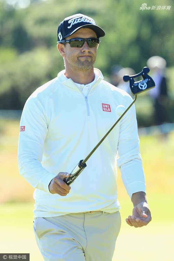 绿茵之外的缤纷时刻高尔夫球星们的另一面 亚当·斯科特优雅亮相,身姿挺拔,完美诠释高尔夫运动的绅士风度