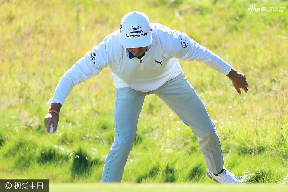 绿茵之外的缤纷时刻高尔夫球星们的另一面 拉法·卡布雷拉·贝略在练习果岭轻松热身,表情平静,享受着赛前的宁静时光