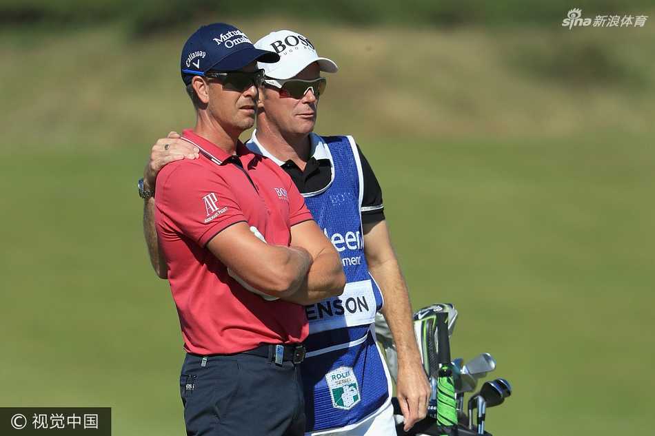 绿茵之外的缤纷时刻高尔夫球星们的另一面 保罗·劳列在苏格兰主场凝神击球,背景是熟悉的景色,氛围格外凝重