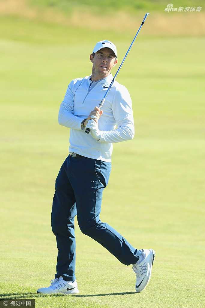 绿茵之外的缤纷时刻高尔夫球星们的另一面 一位球员正以细腻的手势处理果岭边的短杆,专注的神情彰显着高尔夫运动的精妙