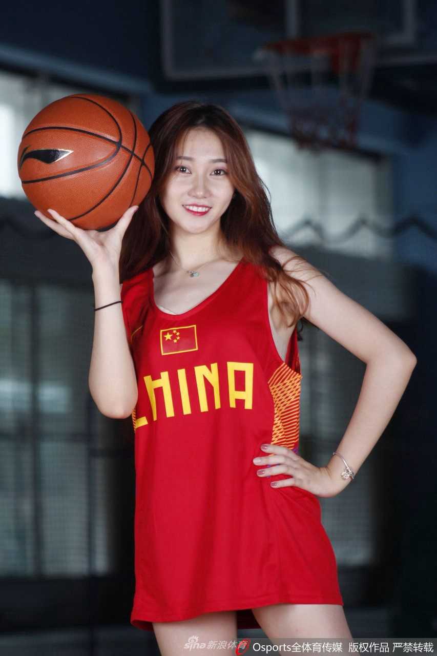 Lucky team篮球宝贝凝视镜头，眼神坚定而温柔，双手轻握篮球于胸前，仿佛在向远方征战的男篮队员传递无声的鼓励与支持。