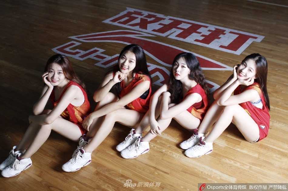 明媚的阳光下，Lucky team多位队员集体跃起，她们的笑容比阳光更灿烂，充满青春活力的身姿在空中定格，展现出篮球宝贝特有的热情与团队精神。