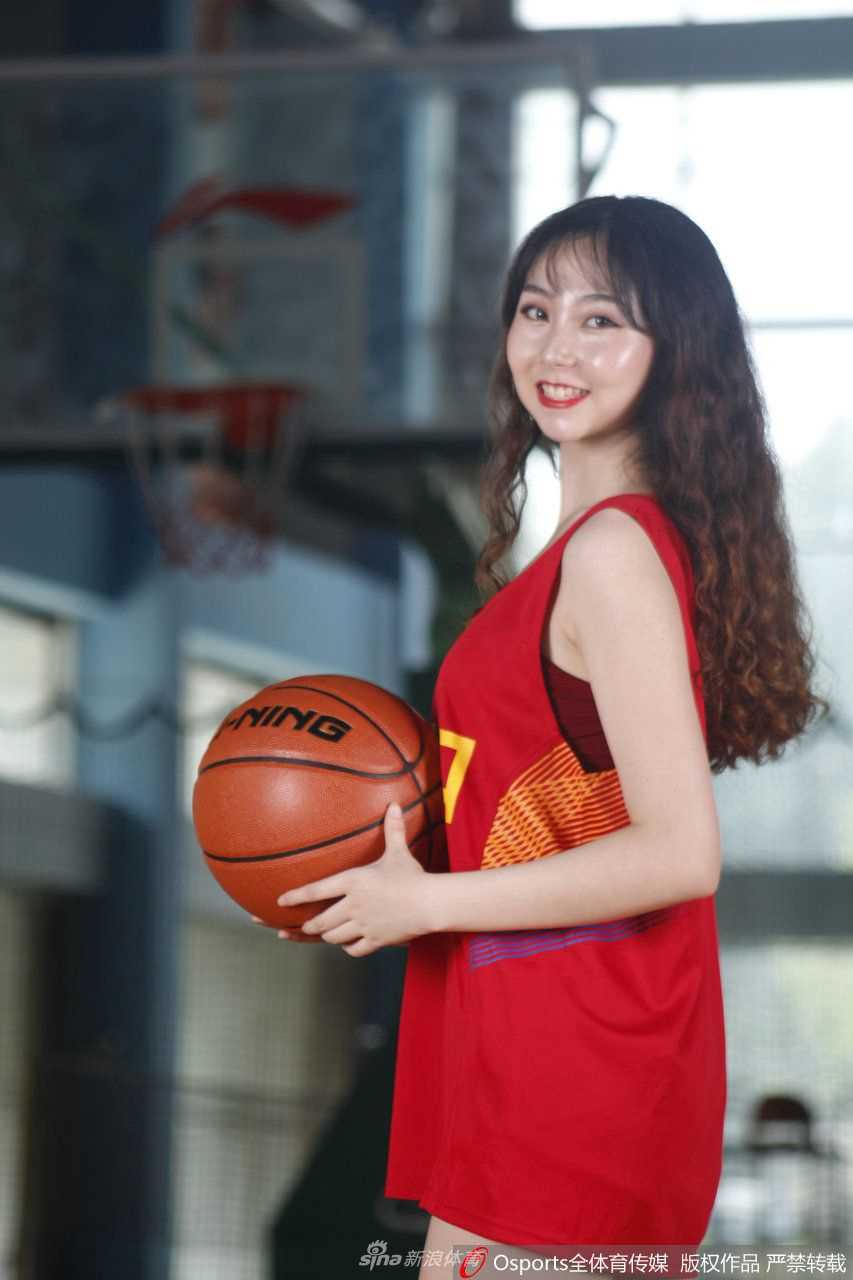 一位篮球宝贝全神贯注地运球前进，身体重心压低，动作矫健敏捷，汗水在阳光下闪烁，体现了啦啦队员背后同样刻苦的训练态度。