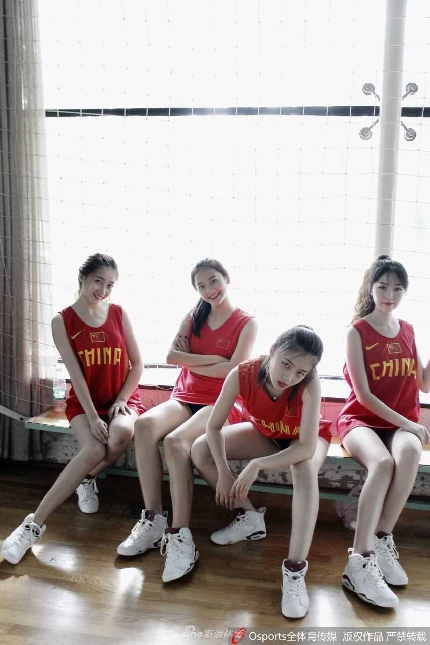 特写镜头下，篮球宝贝扎着利落的马尾，侧颜线条优美，眼神专注地望向前方，背景虚化的球场灯光营造出梦幻而坚定的氛围。