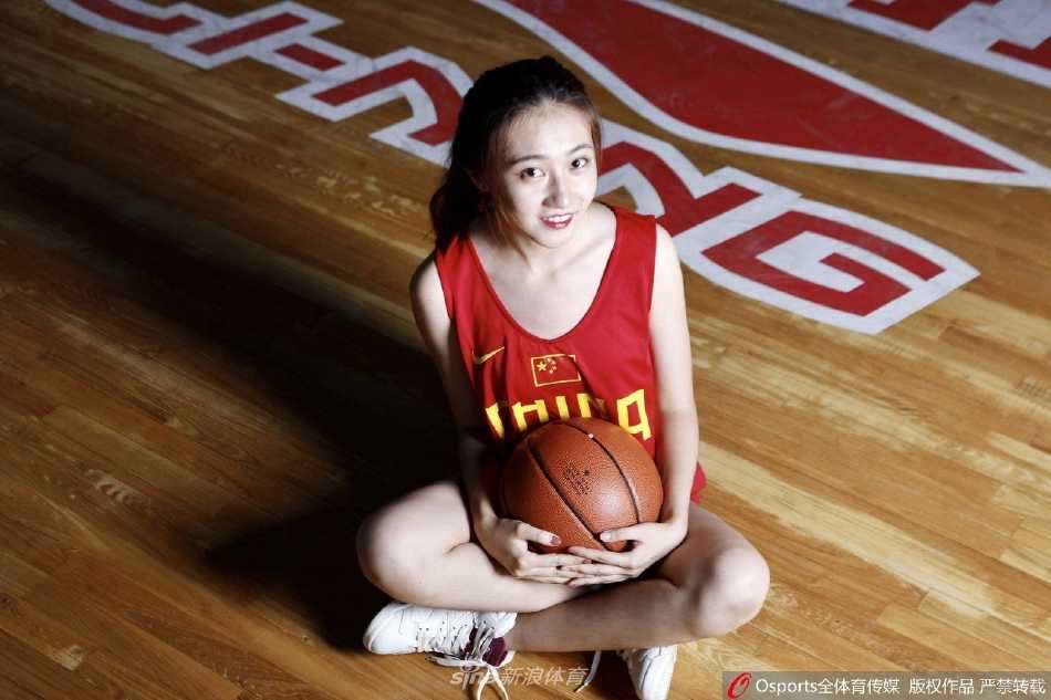 全景镜头下，Lucky team全体队员在球场中央围成一圈，中间簇拥着一个篮球，她们齐声呐喊助威，画面充满了团结的力量和对胜利的渴望。