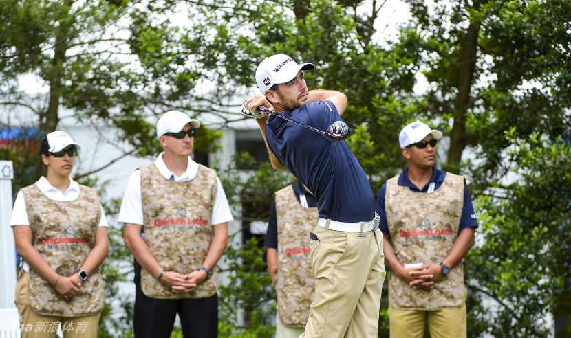 卫冕冠军阿瑞斯·梅里特在田径赛场上目光坚毅，蓄势待发。