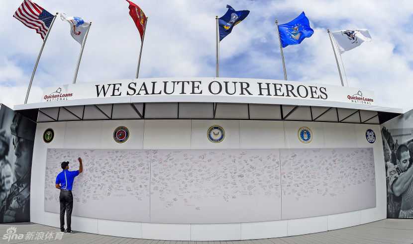 里奇·福勒与一位年幼的小球迷兴奋击掌，瞬间充满了温暖与活力。