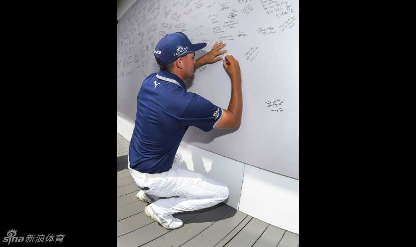 里奇·福勒为粉丝签名后，在其纪念品上留下个性化的祝福语句。