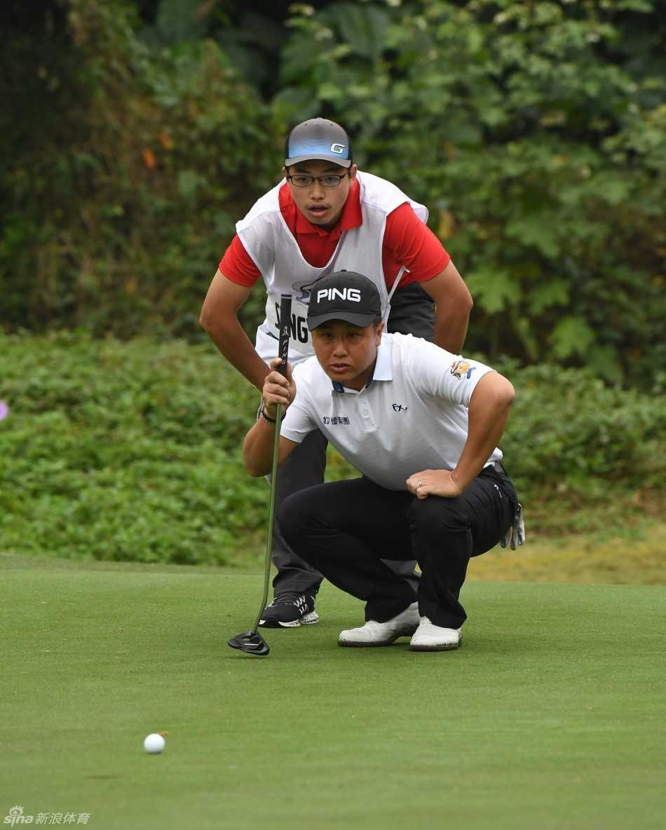 芬兰球员贾尼-卡斯柯在开球台上迎着微风，优雅地完成一记远距离发球。