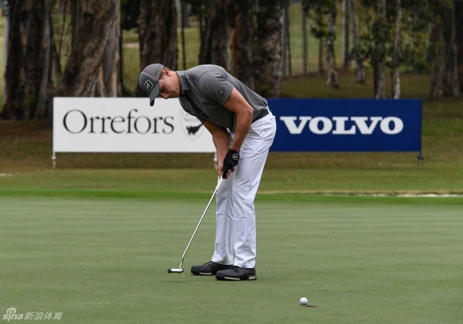 外省选手陈裔东在充满挑战的果岭边，仔细观察地形，谋划切杆线路。