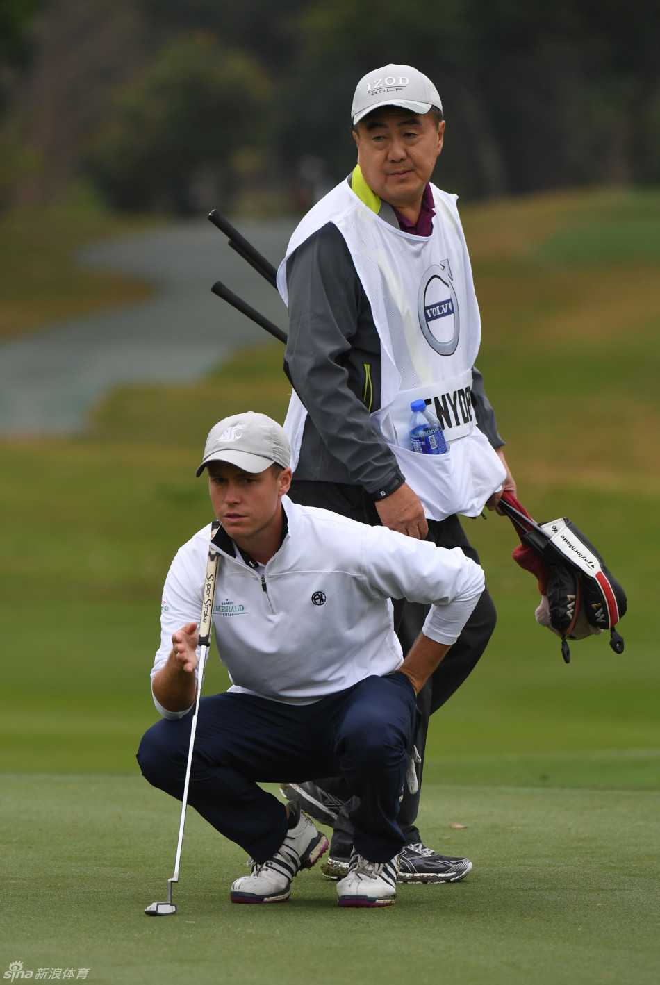 中华台北球员宋孟璋在粉岭球场的经典球道上，完成一次漂亮的沙坑救球。