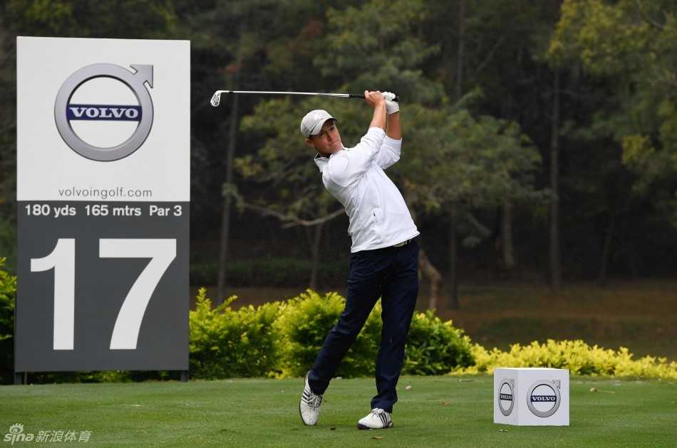 美国球员布雷克-斯奈德在粉岭球场古树的注视下，凝神准备关键推杆。