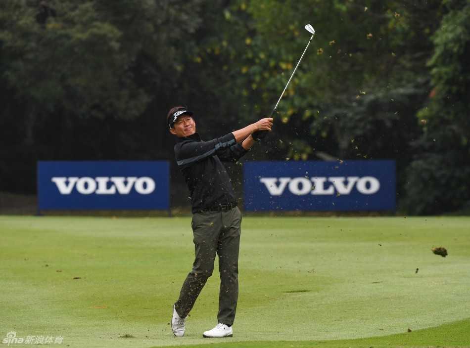 中华台北球员连辘森沉稳推杆，球在精心修剪的果岭上划出完美轨迹。