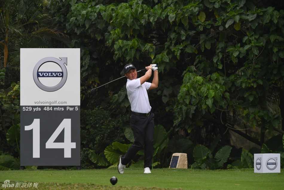 美国球员盖瑞特-萨普在夕阳的余晖中，为小鸟推的成功而振臂欢呼。