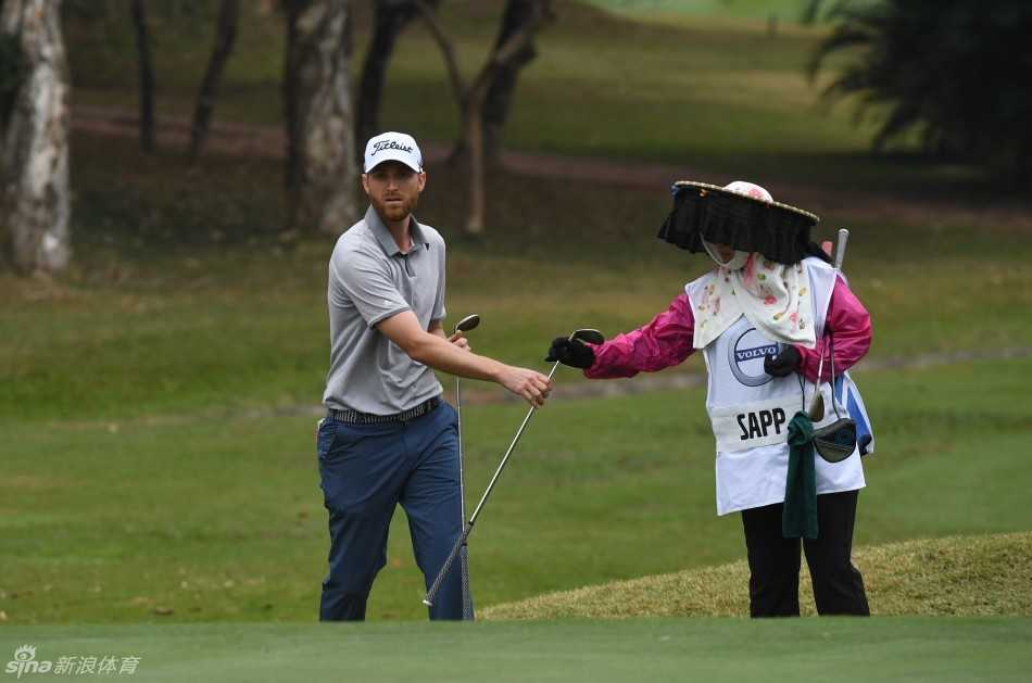 斯图尔特-麦金农在难度颇高的球洞中，谨慎选择球杆并评估风险。