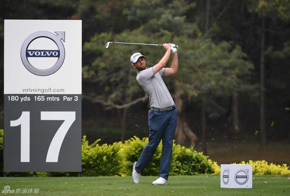 比赛间隙，球员们穿过被列为历史建筑的小卖亭，感受场地的百年风华。