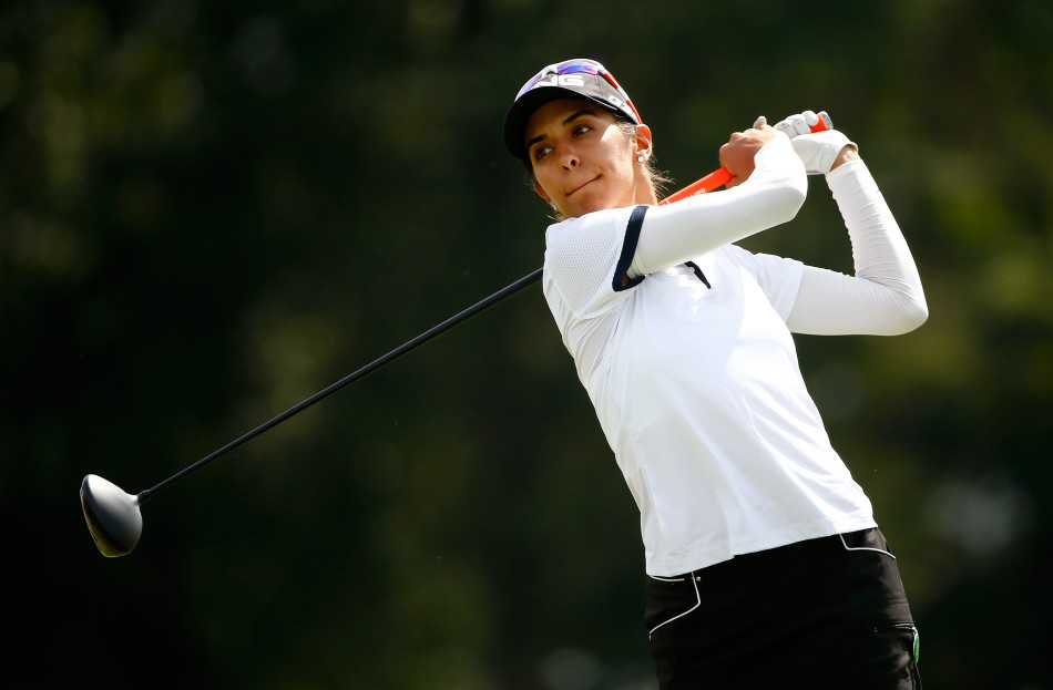 绿茵争锋:女将挥杆展英姿 果岭对决显风华 美国名将宝拉·瑞托完成一次优雅有力的收杆动作,身体重心完全转移至左脚,姿态平衡而自信。