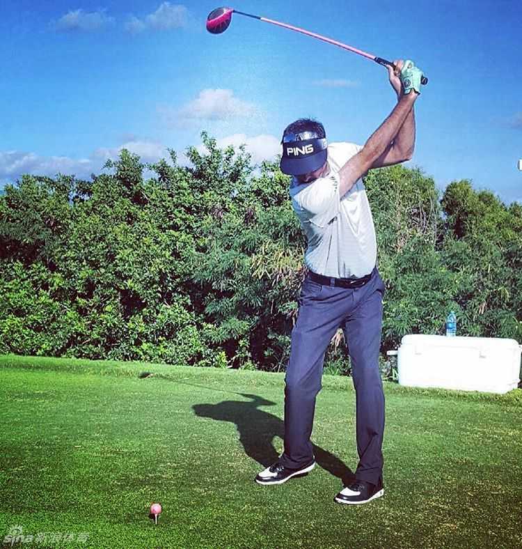 粉色宣言:巴巴沃森的色彩革命与高尔夫创新之路 在练习场上,巴巴·沃森全神贯注地观察粉色高尔夫球的飞行轨迹,眼神中充满对这项创新的热情与执着。