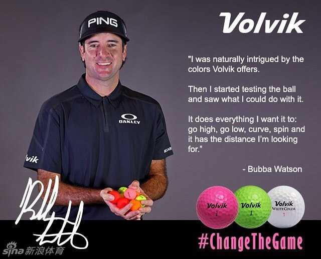 巴巴·沃森在比赛中挥杆击球，粉色高尔夫球在绿色球场的映衬下划出一道清晰的弧线，构成一幅色彩鲜明的运动画卷。