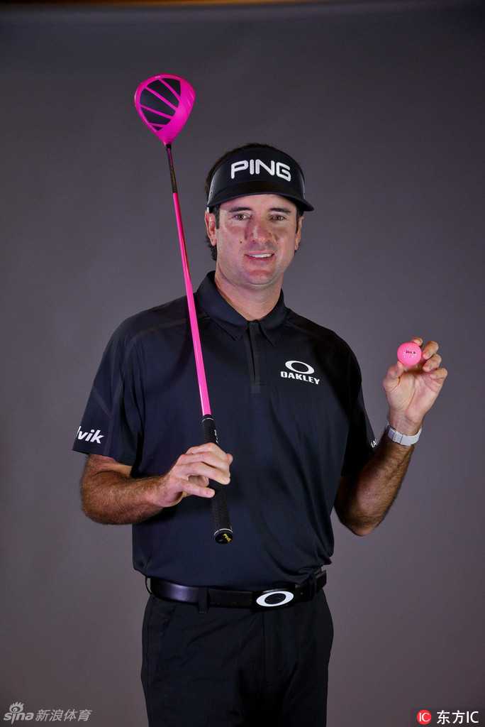 粉色宣言:巴巴沃森的色彩革命与高尔夫创新之路 巴巴·沃森在果岭上专注推杆,身旁的球童手持粉色杆头套,整套装备的色彩搭配和谐且极具个人辨识度。